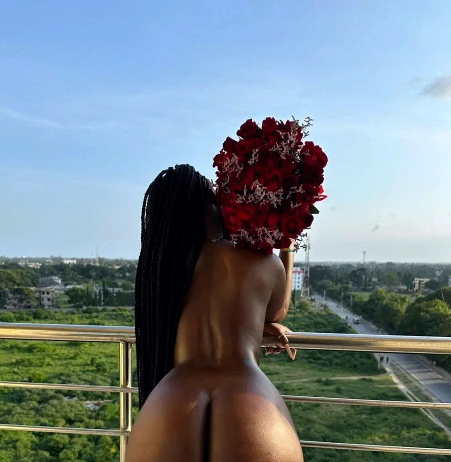 Ellen, 25